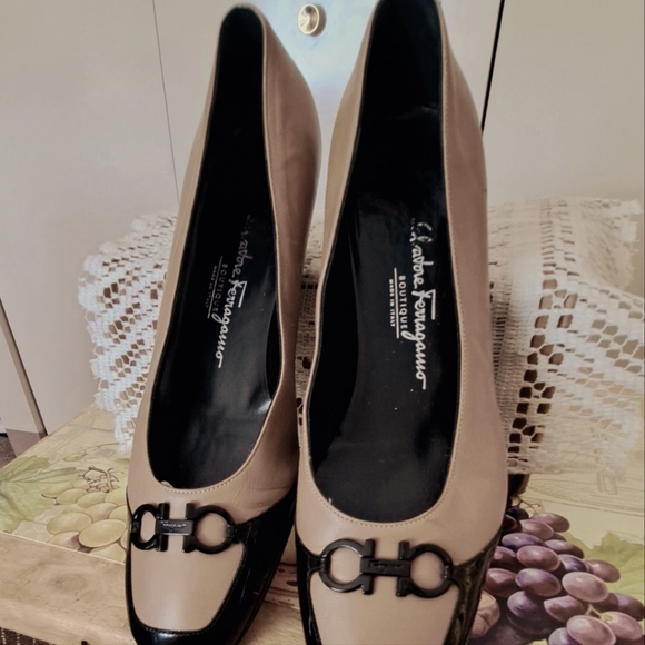 Salvatore Ferragamo Gancini Low Heel Taupe/Black Low Heel Pumps 9B - Picture 10 of 11